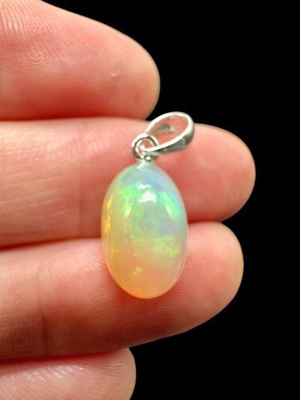 Silberanhänger mit facettiertem Edelopal