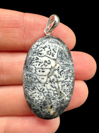 Silberanhänger aus dendritischem Opal