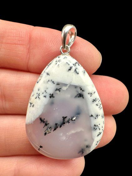 Silberanhänger aus dendritischem Opal