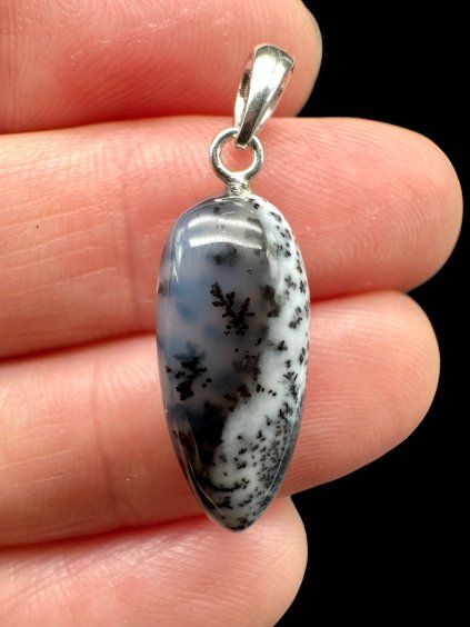 Silberanhänger aus dendritischem Opal