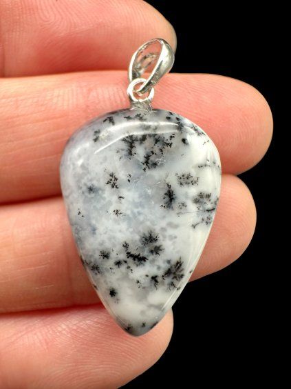 Silberanhänger aus dendritischem Opal
