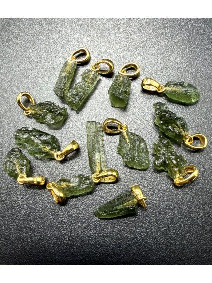 Vergoldeter Moldavit-Anhänger 1,2-2cm – Zufälliges Stück