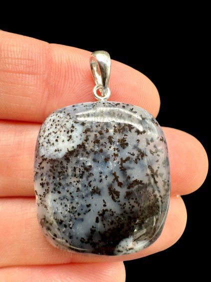 Silberanhänger aus dendritischem Opal