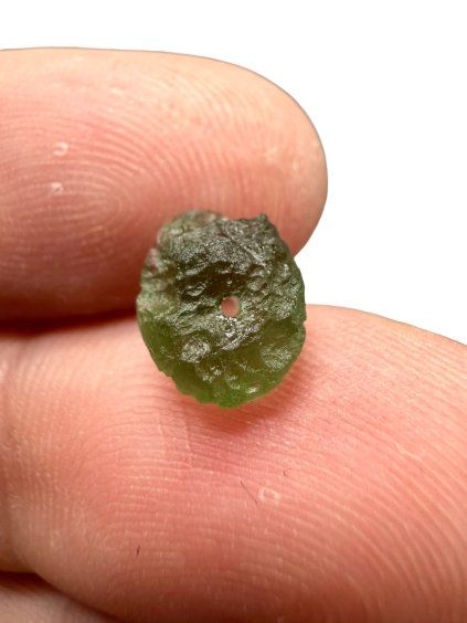 A bead made of raw moldavite 0,4g