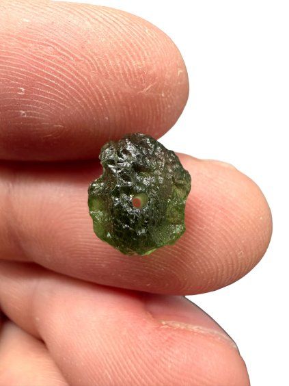 Perle aus rohem Moldavit 0,7g