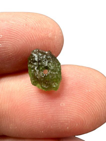 Korálek ze surového vltavínu 0,38g