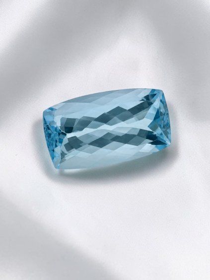 Faceted blue topaz from Brazil 10ct