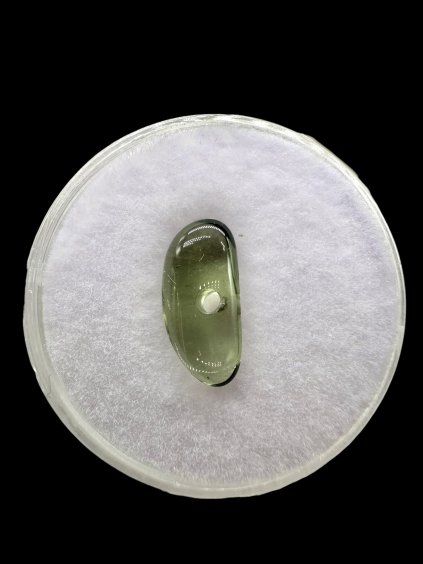 Moldavit-Perle mit gebohrtem Loch