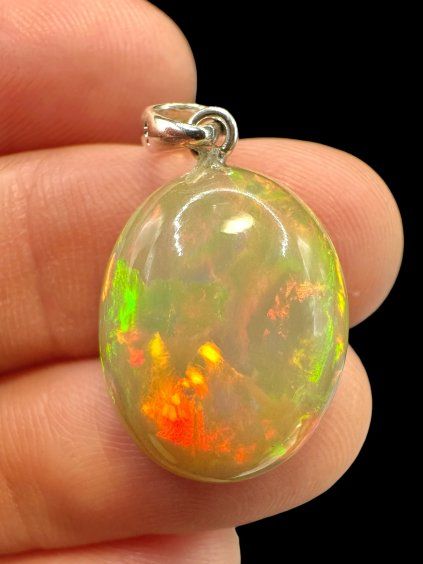 Silberanhänger mit facettiertem Edelopal