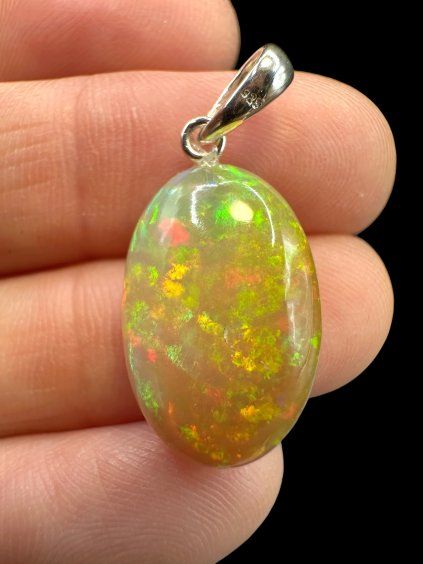 Silberanhänger mit facettiertem Edelopal
