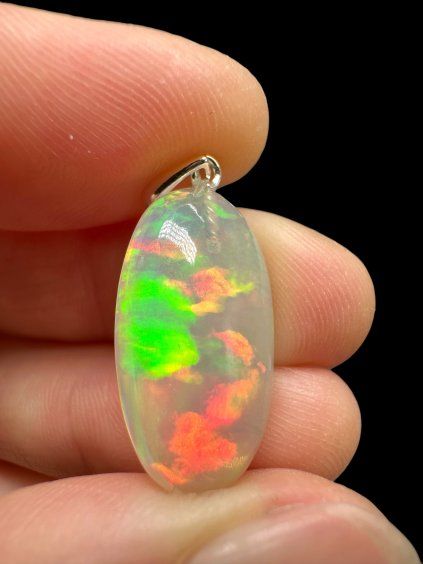 Silberanhänger mit facettiertem Edelopal