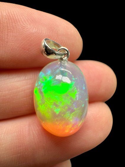 Silberanhänger mit facettiertem Edelopal