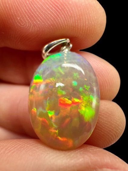 Silberanhänger mit facettiertem Edelopal