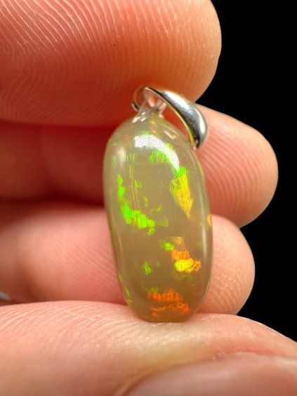 Silberanhänger mit facettiertem Edelopal