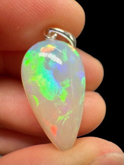 Silberanhänger mit facettiertem Edelopal