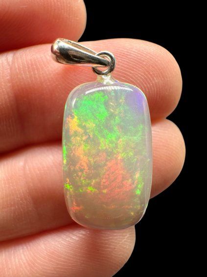 Silberanhänger mit facettiertem Edelopal
