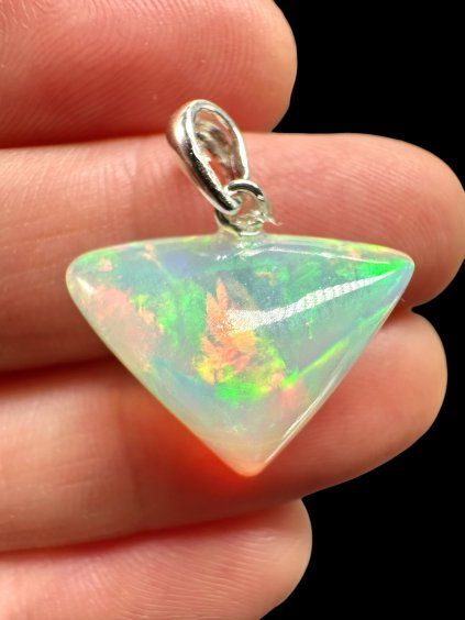 Silberanhänger mit facettiertem Edelopal