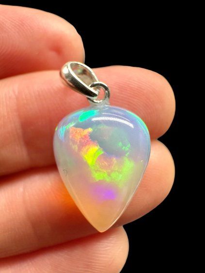 Silberanhänger mit facettiertem Edelopal