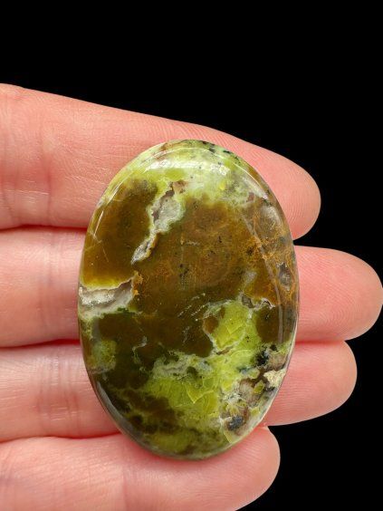 Green opal cabochon – Peru