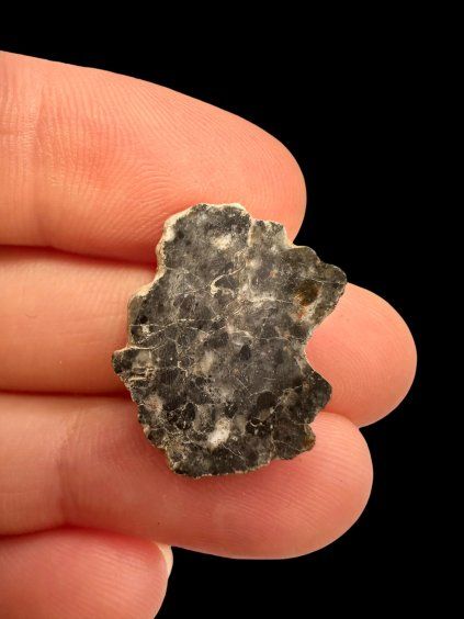 Lunar meteorite Bechar 007 – 2,2g – Algeria / endcut
