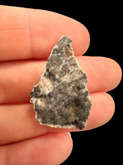 Lunar meteorite Bechar 007 – 2,6g – Algeria / endcut