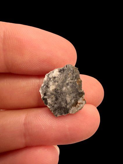 Lunar meteorite Bechar 007 – 1,2g – Algeria / endcut