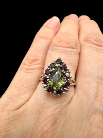 Silver ring with faceted moldavites and garnets size 50