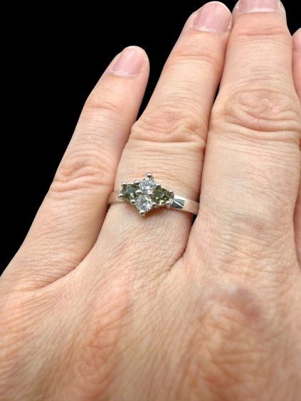 Silberring mit facettierte Moldavite und Zirkone Größe 59