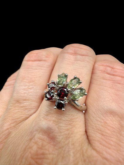 Silberring mit facettierte Moldavite und Granate Größe 53
