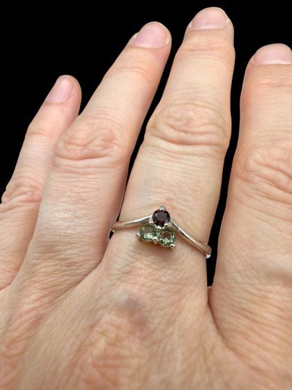 Silver ring with faceted moldavites and garnets size 63