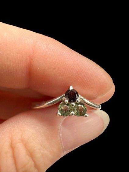 Silver ring with faceted moldavites and garnets size 61