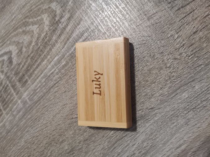 Flash disk v krabičce close