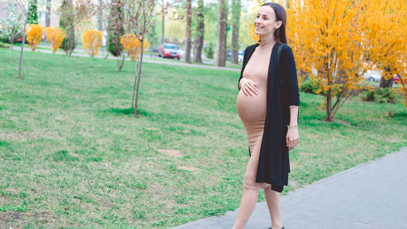 Těhotná žena na procházce v parku