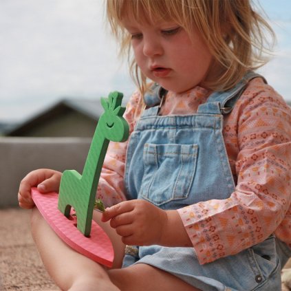 Surfujúca penová žirafa