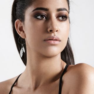 Lehkost, která se hýbe s tebou ✨ Boho náušnice s pírky jsou jako malý rituál svobody – jemné, hravé a přirozeně ženské....