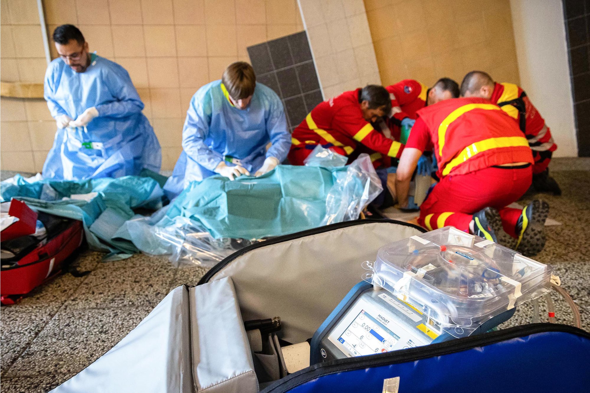 První společné cvičení ECMO týmu a Zdravotnické záchranné služby. V terénu napojili mladou ženu se srdeční zástavou na mimotělní oběh