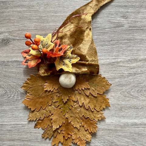 Když listí ožije: podzimní skřítek, který rozveselí vchod