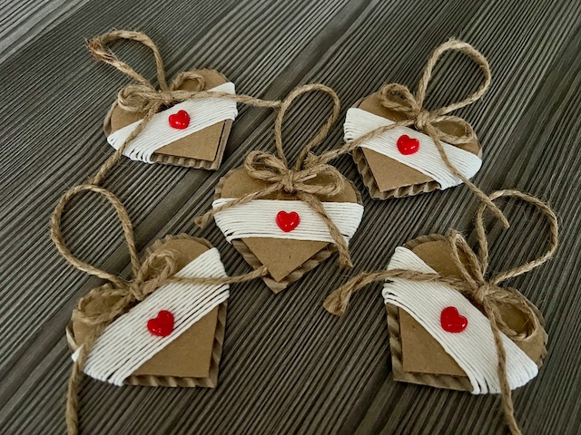 Valentýnská srdíčka z papíru: jednoduché tvoření pro radost