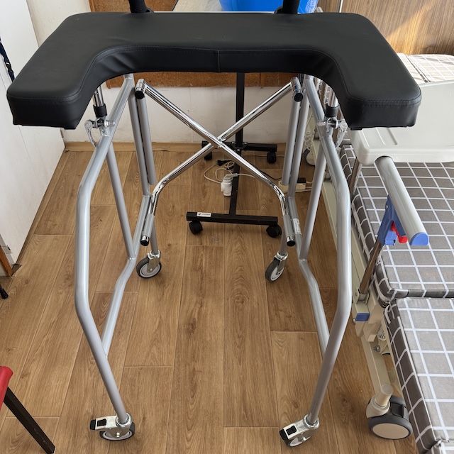 Chodítko G-aparát – stabilní, výškově nastavitelné a skládací