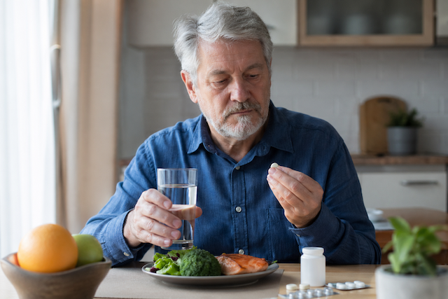 Jak může strava ovlivnit účinek léků? Na co si dát pozor při kombinaci jídla a medikace