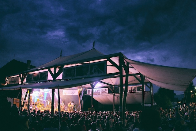 Sedmihorské léto odhalilo program pro rok 2026 a zároveň spustilo předprodej vstupenek! Přivítá hvězdy českého divadla, hudby i humoru