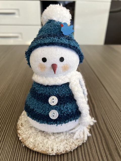 Tvoříme spolu: sněhulák z ponožky aneb ideální zábava pro prarodiče a vnoučata