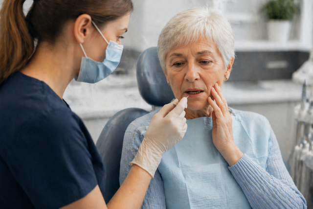 Ztráta stálého zubu: na vině je parodontóza, věk i skřípání zuby. Vyražený zub jde vrátit