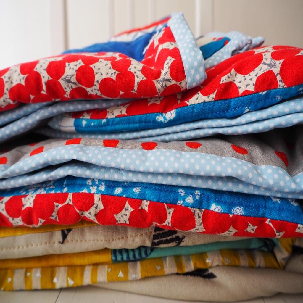 proužkovaná deka ze zbytků látek