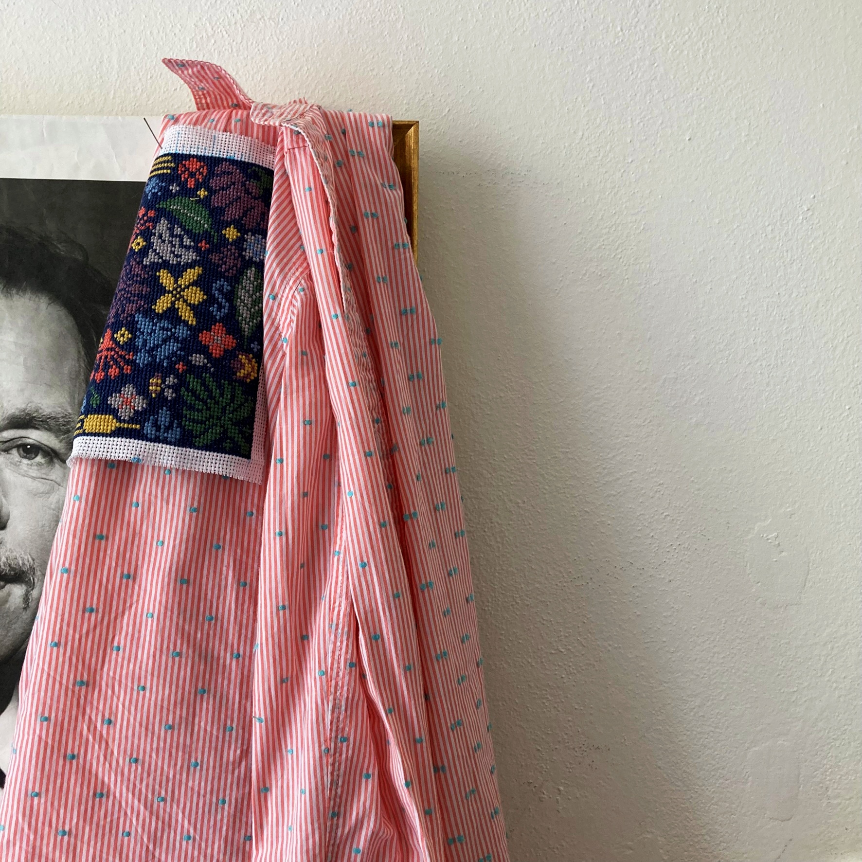 Výšivka jako aplikace na košili | peonygarden.cz