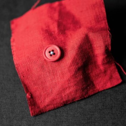 Knoflík čtyřdírkový, odstín red mare, velikost 15mm, merchant&mills | peonygarden