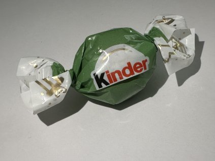 Kinder Balls Milk & Hazelnut pralinka 9g/ks