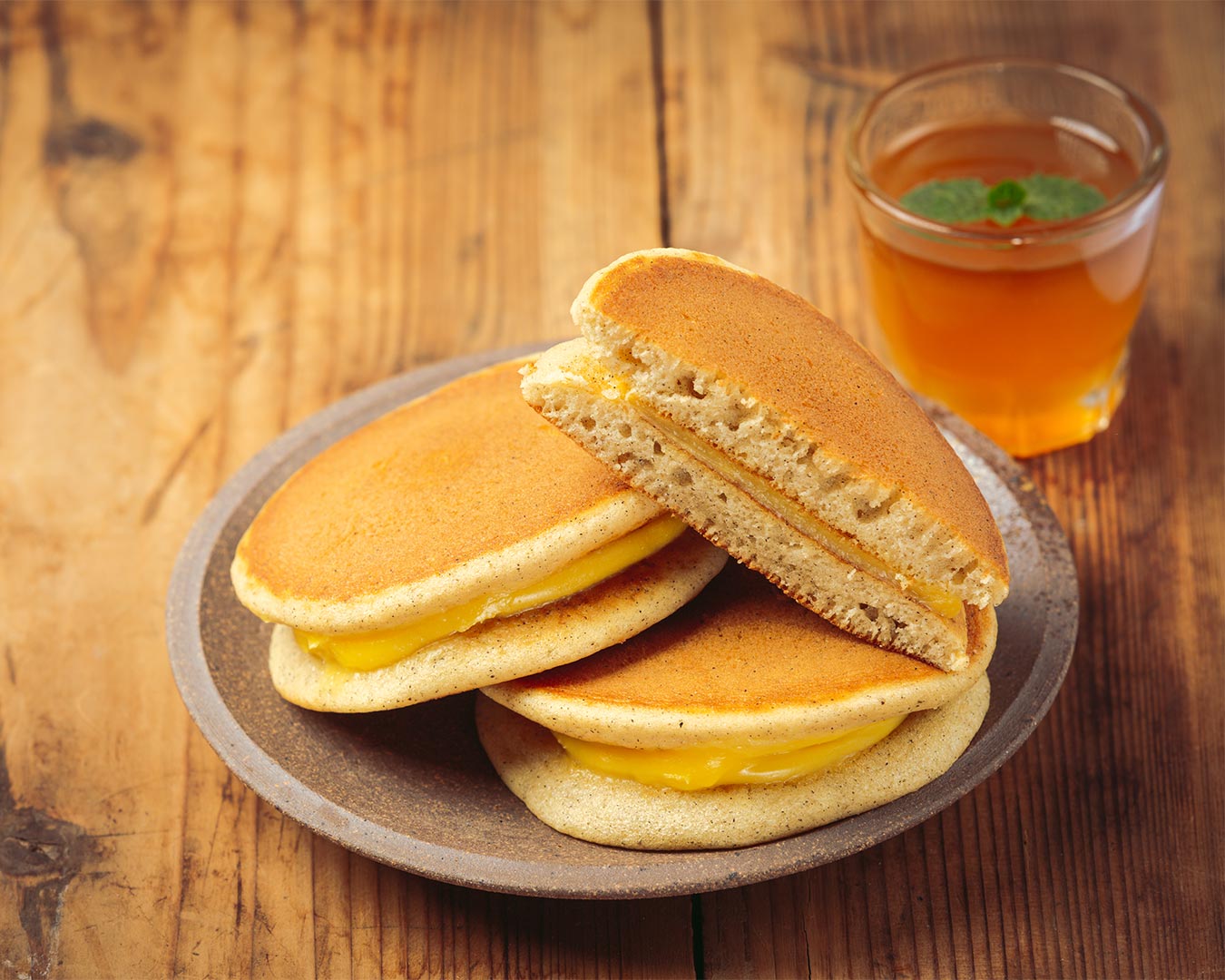 dorayaki-pancakes-stuffed-with-vanilla-japanese-food-(2)