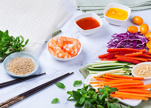 spring-summer-rolls-preparation-with-rice-paper-carrot-chili-sauce-red-cabbage-zucchini-pepper-shrimps-kumquats-tasty-asian-food_419307-4193