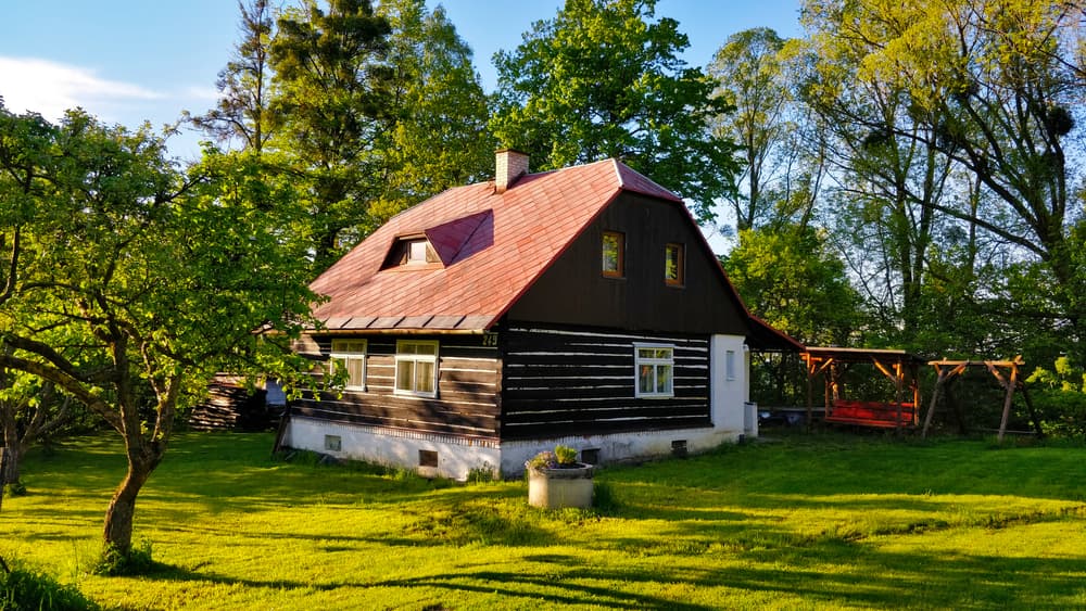 Krycí plachta s oky je skvělým pomocníkem. Jak ji můžete využít na chalupě?